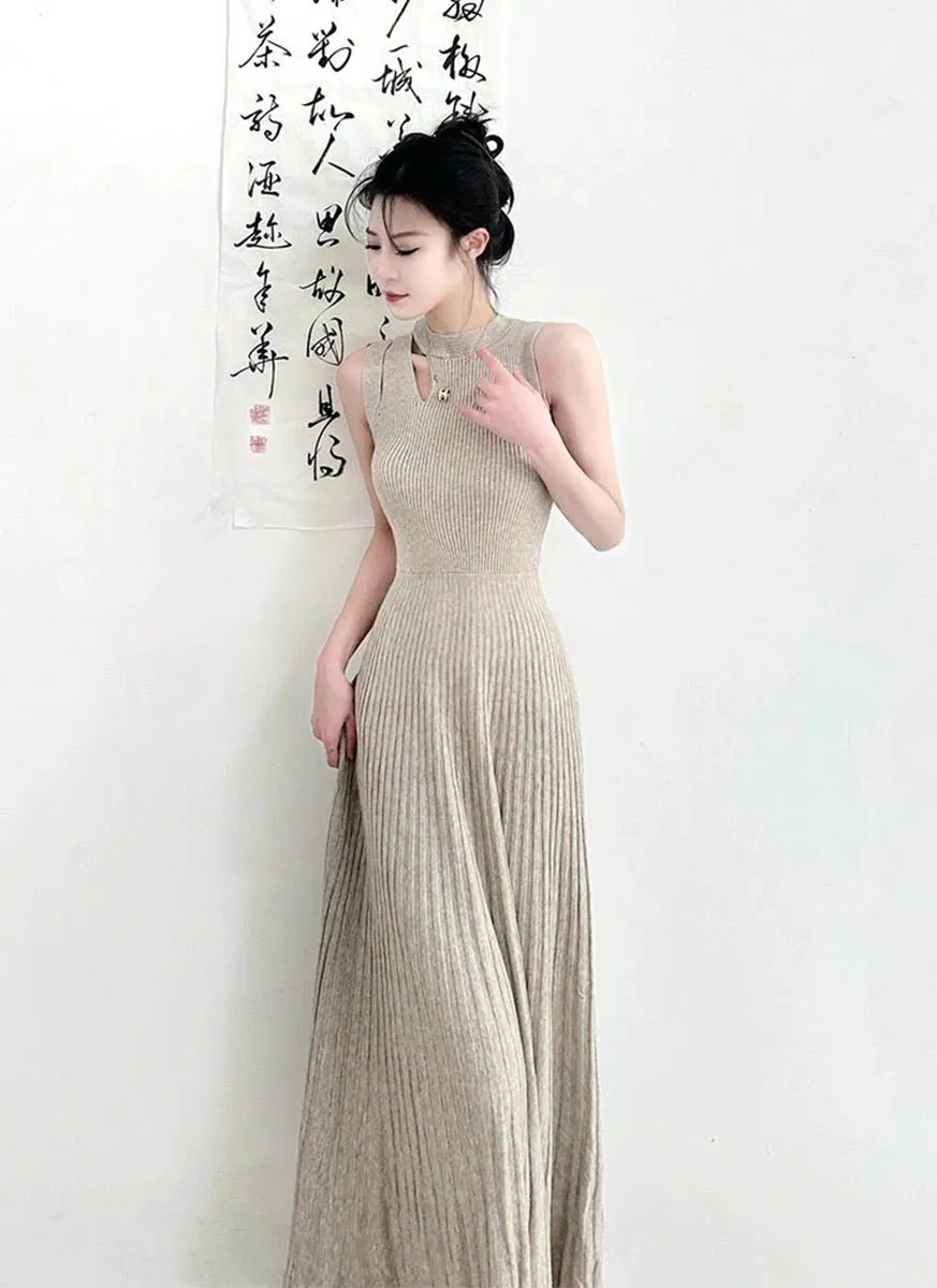 8240040 Knitted Round Neck Sleeveless Dress *Beige